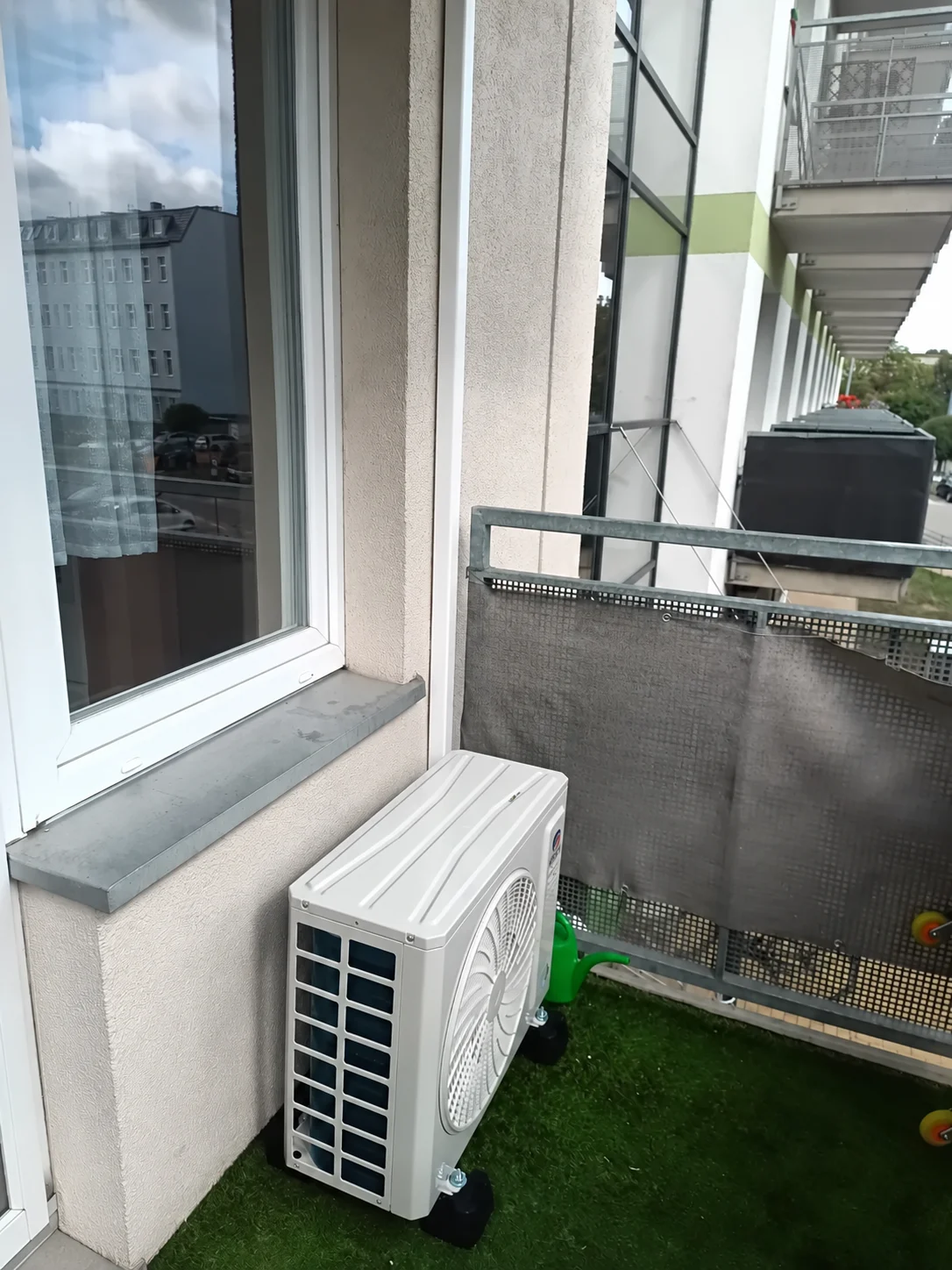 Agregat klimatyzacji na podstawach na balkonie