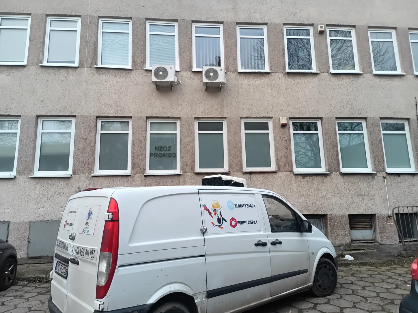 Dwa agregaty klimatyzacji na elewacji pod oknami — PBC Technik