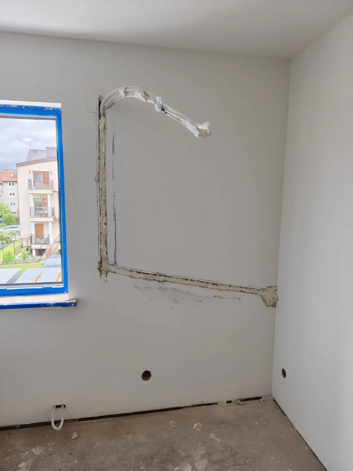 Trasa instalacji klimatyzacji w bruzdach przy oknie
