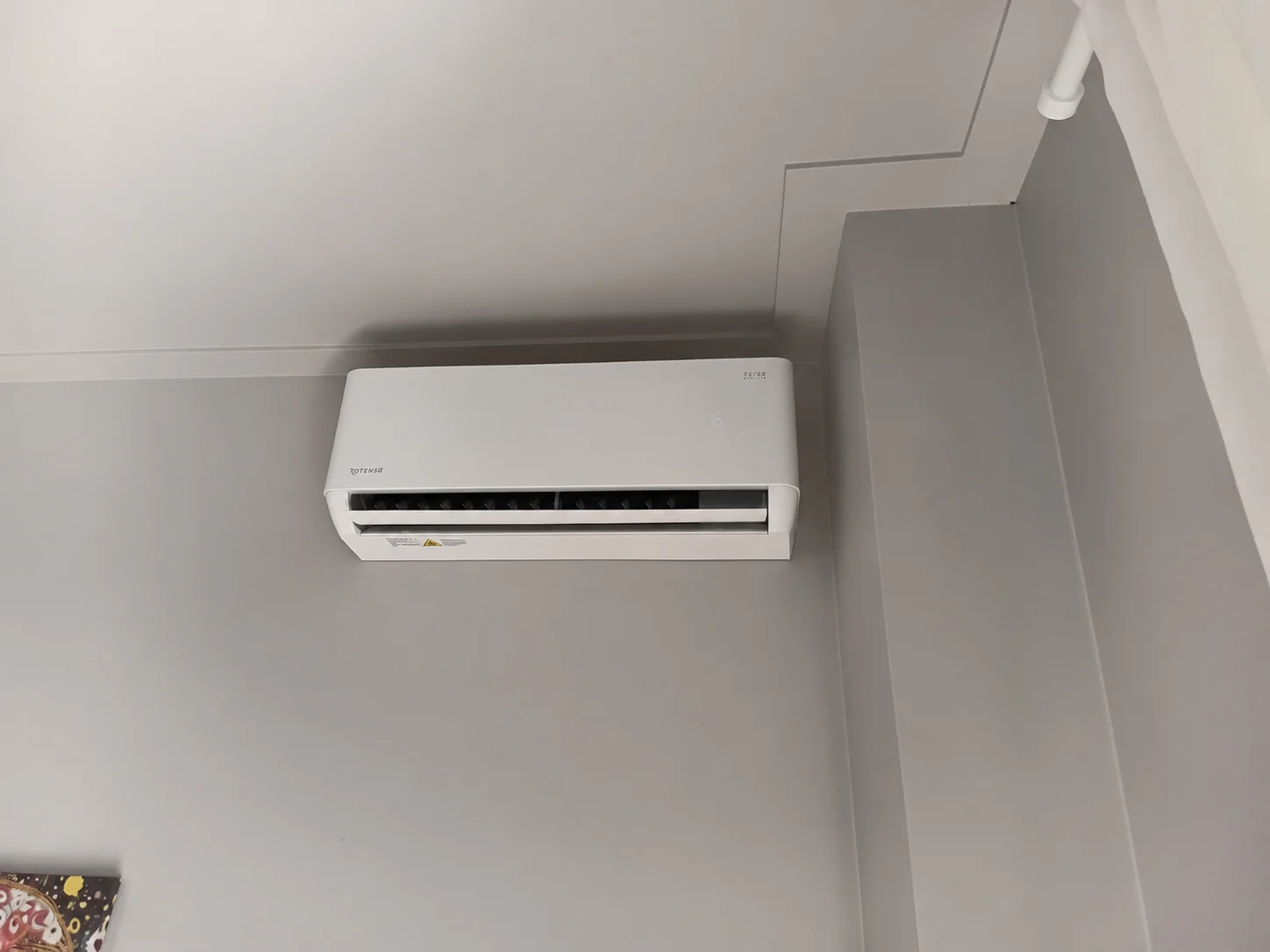 Klimatyzator z instalacją w korytku pod sufitem